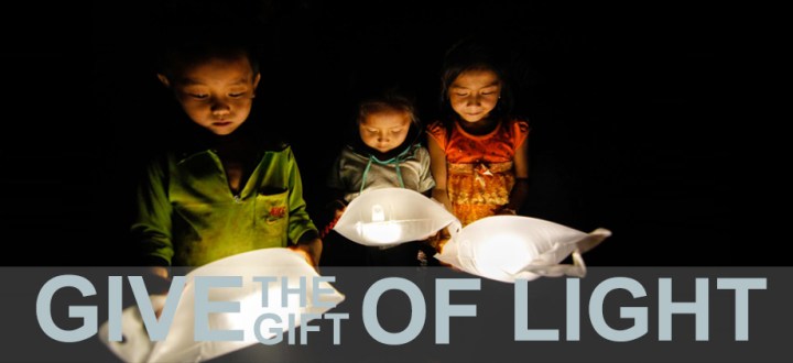 LuminAID 2013_11_22_GiveTheGiftOfLight_Laos_PoP9